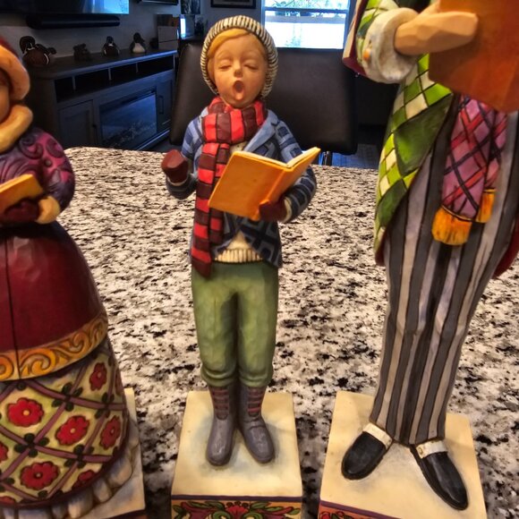 Jim Shore Heartwood Creek Carolers - Picture 3 of 16